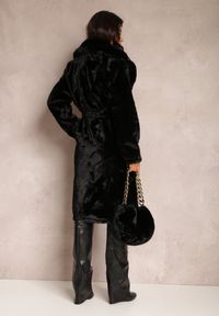 Renee - Czarny Płaszcz Futrzany Teddy z Wiązanym Paskiem i Torebką Voda. Okazja: na co dzień. Kolor: czarny. Materiał: futro. Długość rękawa: długi rękaw. Długość: długie. Styl: casual, elegancki
