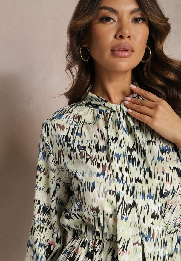 Renee - Zielona Rozkloszowana Sukienka Midi z Falbanką i Gumką w Talii Viglira. Kolor: zielony. Styl: elegancki. Długość: midi