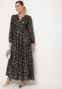 Born2be - Czarna Sukienka o Rozkloszowanym Kroju z Gumką w Talii Zdobiona Metalicznym Nadrukiem Venalenne. Typ kołnierza: dekolt w kształcie V. Kolor: czarny. Materiał: skóra. Wzór: aplikacja, nadruk. Typ sukienki: rozkloszowane. Styl: elegancki #6