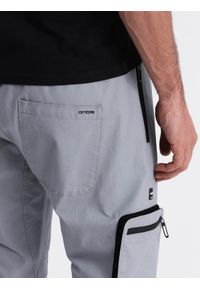 Ombre Clothing - Spodnie męskie JOGGERY z odstającymi i zapinanymi kieszeniami cargo - jasnoszare V8 - Rozmiar: M. Kolor: szary. Materiał: guma, tkanina, elastan, bawełna. Wzór: nadruk #9