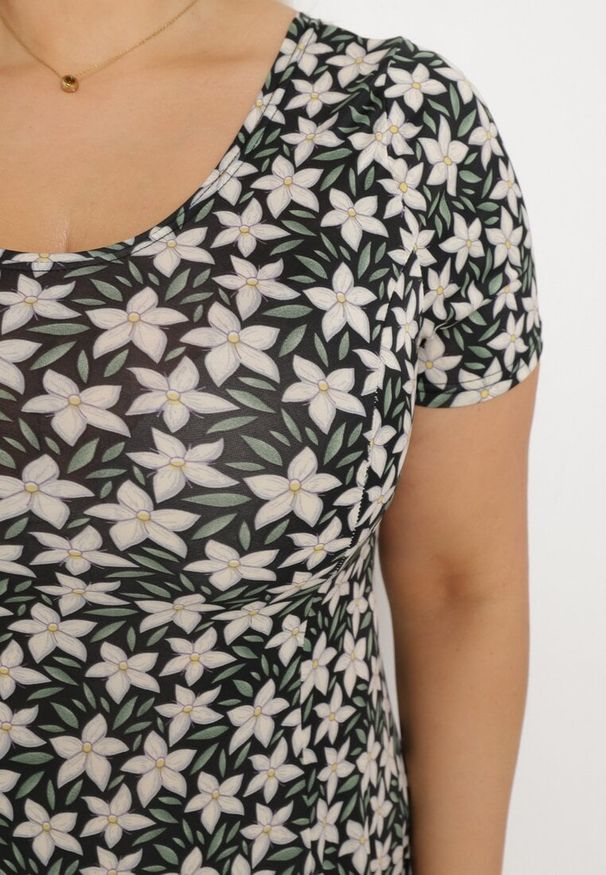 Born2be - Czarno-Biała Wiskozowa Sukienka Midi o Rozkloszowanym Fasonie Zdobiona Kwiatami Flebbaria. Kolor: czarny. Materiał: wiskoza. Długość rękawa: krótki rękaw. Wzór: kwiaty, aplikacja. Sezon: lato. Długość: midi