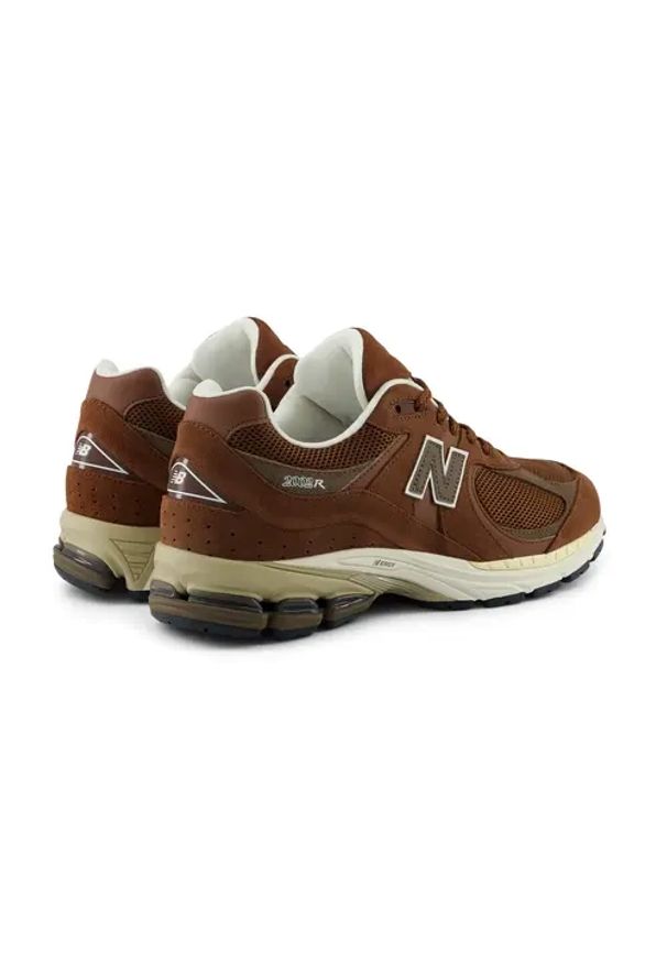 Sneakersy unisex New Balance M2002RFF. Kolor: brązowy. Materiał: skóra, guma. Szerokość cholewki: normalna