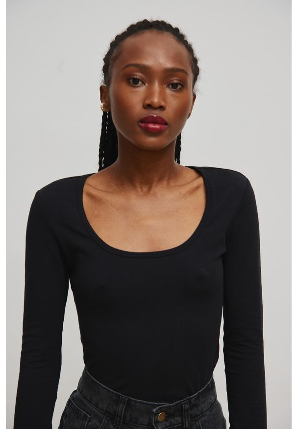 Marsala - Dopasowany top z długim rękawem w kolorze TOTALLY BLACK - LITE. Materiał: materiał, dzianina, bawełna, elastan, wiskoza. Długość rękawa: długi rękaw. Długość: długie