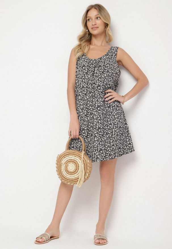 Born2be - Czarna Sukienka w Kwiaty o Rozkloszowanym Kroju na Szerokich Ramiączkach Folarelle. Okazja: na co dzień. Kolor: czarny. Długość rękawa: na ramiączkach. Wzór: kwiaty. Sezon: lato. Typ sukienki: proste, rozkloszowane. Styl: elegancki, casual