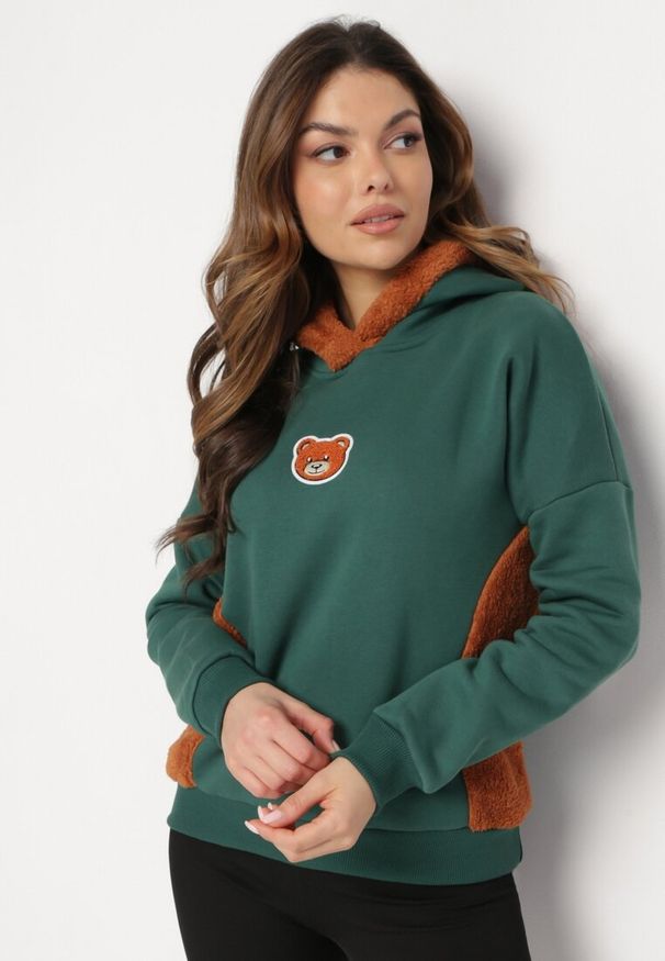 Born2be - Zielona Bawełniana Bluza z Kapturem z Polarem i Naszywką Misia Hestada. Okazja: na co dzień. Typ kołnierza: kaptur. Kolor: zielony. Materiał: polar, bawełna. Wzór: aplikacja. Styl: klasyczny, casual