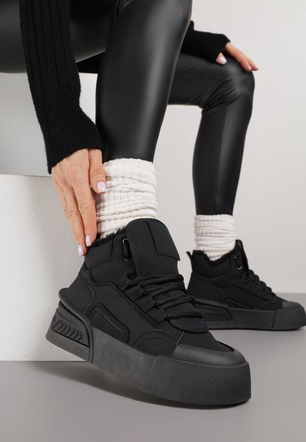 Renee - Czarne Sneakersy z Ociepleniem na Platformie z Tłoczeniem Newedela. Okazja: na co dzień. Kolor: czarny. Materiał: jeans. Obcas: na platformie