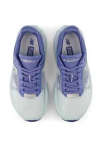 Buty damskie New Balance FuelCell Rebel v5 WFCX5TV – niebieskie. Kolor: różowy. Materiał: syntetyk, materiał, guma. Szerokość cholewki: normalna. Wzór: geometria. Sport: bieganie, fitness #4