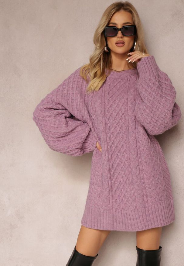 Renee - Fioletowy Długi Sweter Ozdobiony Drobnym Splotem Killoe. Kolor: fioletowy. Materiał: jeans. Długość: długie. Wzór: aplikacja, ze splotem