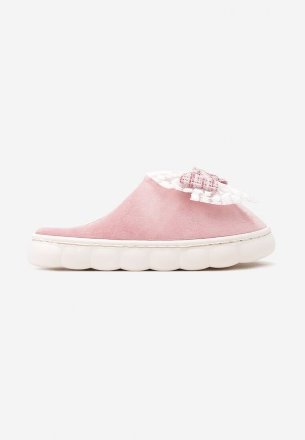 Born2be - Różowe Kapcie Vices na Tłoczonej Podeszwie Zdobione Podwójną Kokardą Martinnia. Okazja: na co dzień. Kolor: różowy. Materiał: jeans. Wzór: aplikacja. Obcas: na obcasie. Styl: klasyczny, casual. Wysokość obcasa: niski