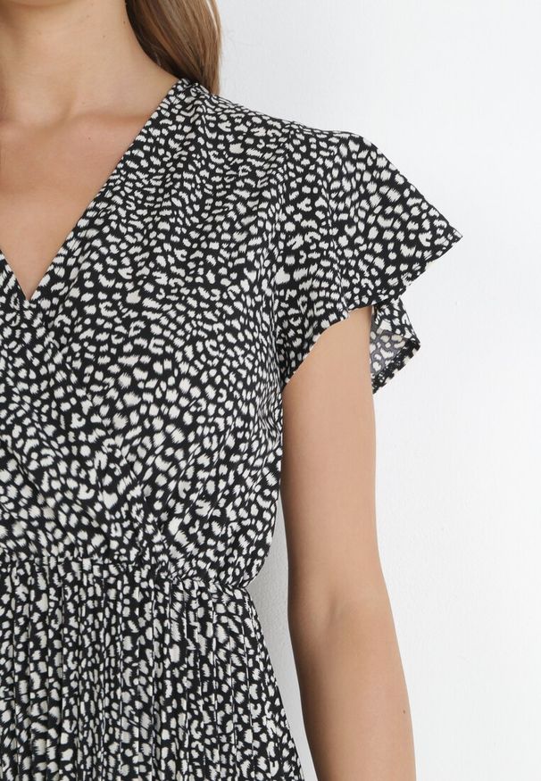 Born2be - Czarna Plisowana Sukienka Maxi z Gumką w Talii i Kopertowym Dekoltem Kaimarie. Okazja: na co dzień. Kolor: czarny. Typ sukienki: kopertowe. Styl: casual. Długość: maxi