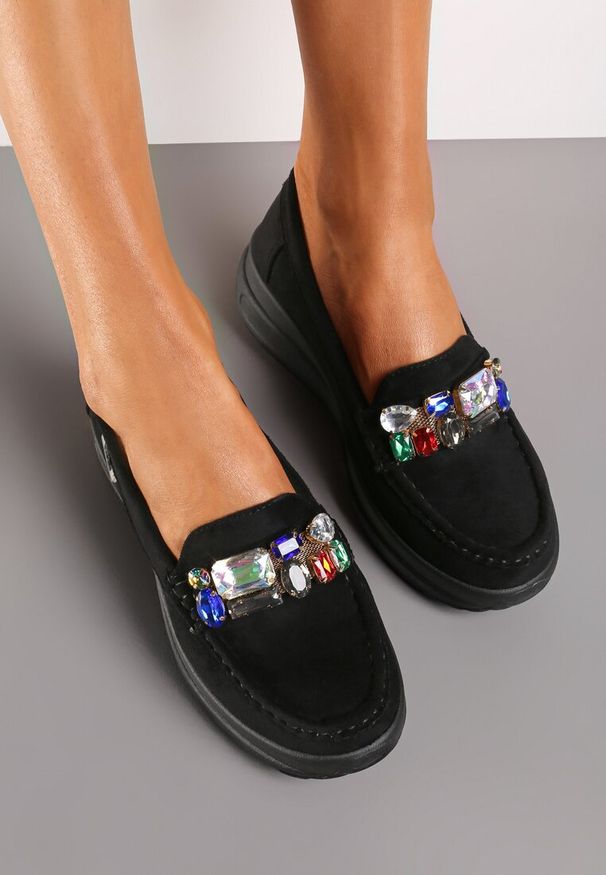 Born2be - Czarne Mokasyny na Grubej Podeszwie z Przeszyciami i Kolorowymi Kryształkami Iaria. Kolor: czarny. Materiał: jeans. Wzór: kolorowy. Styl: klasyczny, elegancki