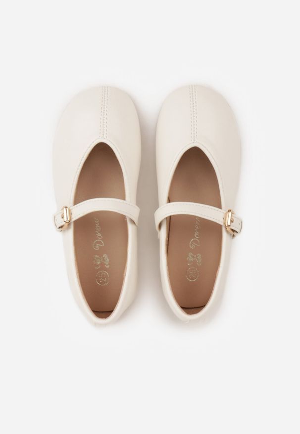 Born2be - Białe Klasyczne Balerinki Mary Jane z Paskiem z Klamerką Timabelle. Okazja: na uczelnię. Zapięcie: pasek. Kolor: biały. Materiał: jeans. Styl: klasyczny