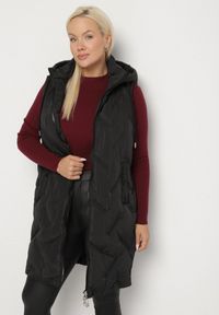 Born2be - Czarna Pikowana Kamizelka z Kapturem i Kieszeniami Esarivie. Okazja: na spacer. Typ kołnierza: kaptur. Kolekcja: plus size. Kolor: czarny. Materiał: jeans #7