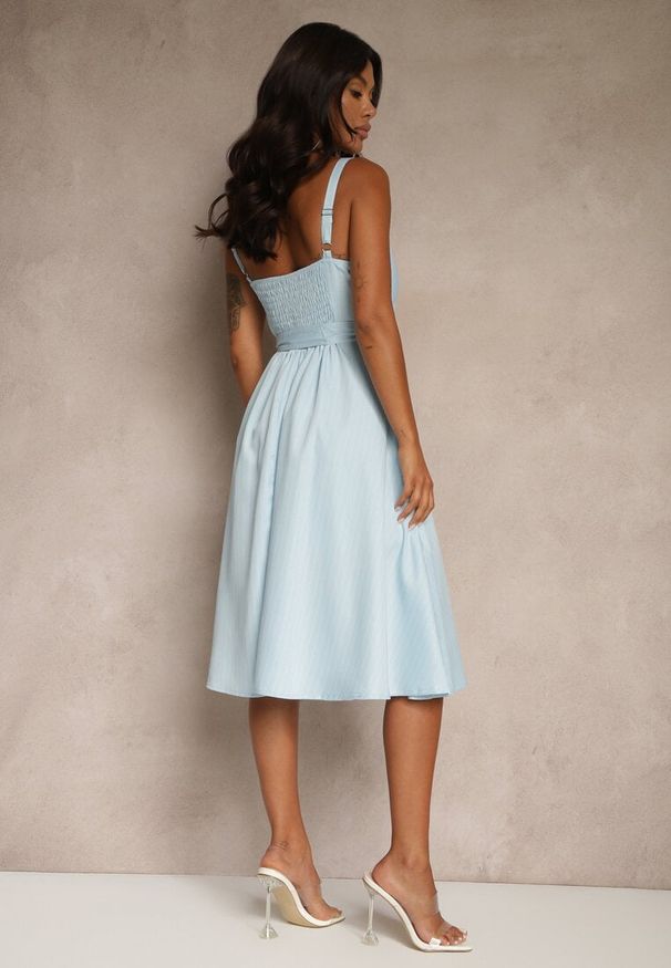 Renee - Niebieska Rozkloszowana Sukienka z Wiskozą w Paski Dolavessa. Okazja: na co dzień. Kolor: niebieski. Materiał: wiskoza. Długość rękawa: na ramiączkach. Wzór: paski. Styl: elegancki, casual, klasyczny. Długość: midi