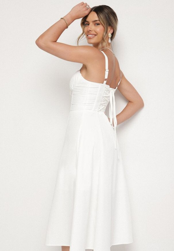 Born2be - Biała Rozkloszowana Gorsetowa Sukienka Vices Ozdobiona Wiązaniem Ralethea. Typ kołnierza: dekolt gorset. Kolor: biały. Długość rękawa: na ramiączkach. Wzór: aplikacja. Typ sukienki: gorsetowe. Styl: elegancki