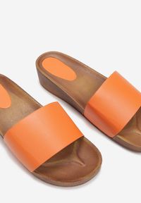 Renee - Pomarańczowe Klapki Morven. Nosek buta: okrągły. Kolor: pomarańczowy. Materiał: guma. Wzór: gładki. Obcas: na koturnie #6
