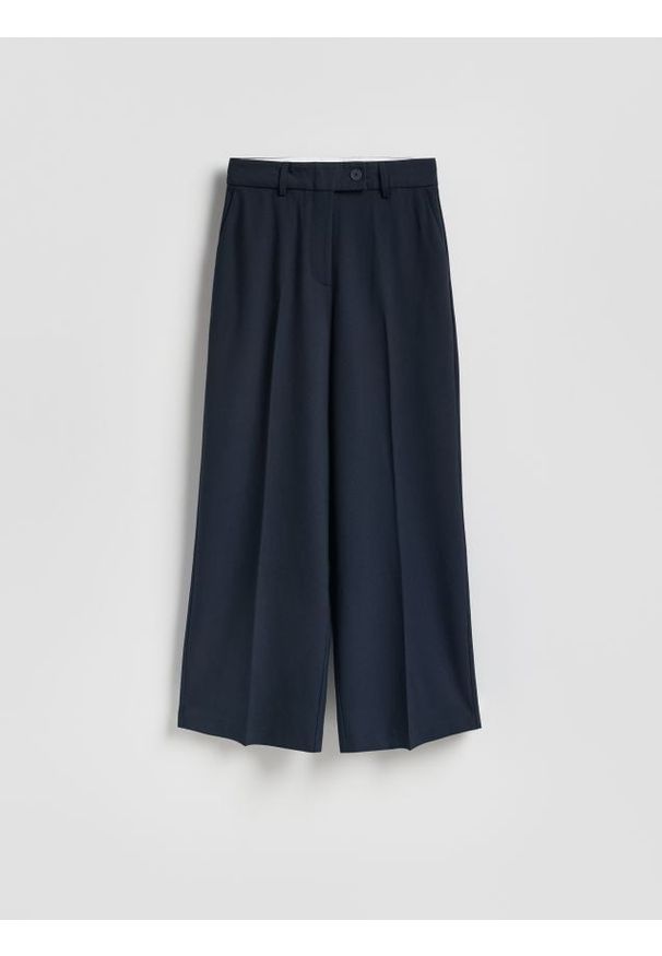 Reserved - Spodnie z kantem - granatowy. Kolor: niebieski. Materiał: wiskoza, tkanina