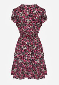 Renee - Czarno-Różowa Sukienka z Bawełny w Drobne Kwiaty z Kopertowym Dekoltem i Gumką w Talii Calnea. Okazja: na spacer, na co dzień, na randkę. Typ kołnierza: dekolt kopertowy. Kolor: czarny. Materiał: bawełna. Długość rękawa: krótki rękaw. Wzór: kwiaty. Typ sukienki: kopertowe. Styl: casual, elegancki, sportowy #8