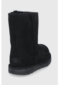 Ugg - UGG Śniegowce zamszowe dziecięce kolor czarny. Nosek buta: okrągły. Kolor: czarny. Materiał: zamsz