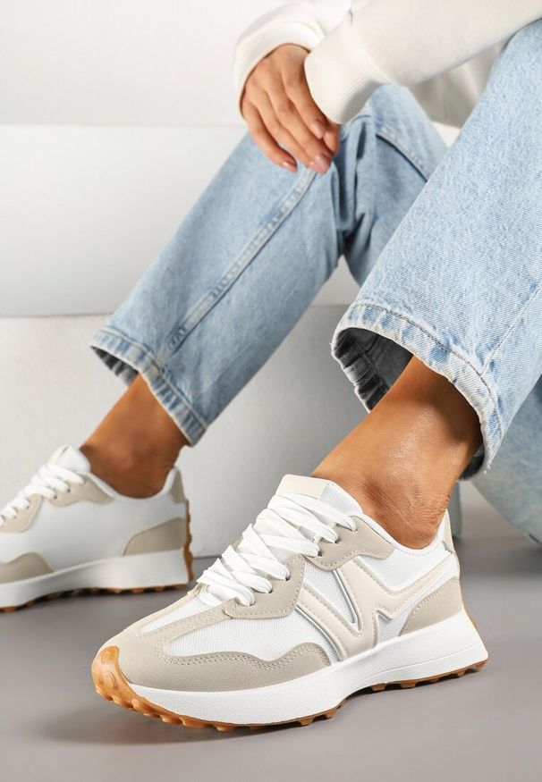 Renee - Beżowe Sneakersy Ozdobione Geometrycznym Motywem Zdivena. Okazja: na co dzień. Zapięcie: bez zapięcia. Kolor: beżowy. Materiał: jeans. Wzór: geometria, aplikacja. Sezon: lato, wiosna. Obcas: na platformie