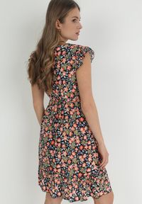 Born2be - Granatowa Rozkloszowana Sukienka z Wiskozy w Kwiaty Evalis. Kolor: niebieski. Materiał: wiskoza. Wzór: kwiaty. Sezon: lato #5