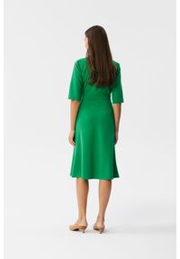 Stylove - Elegancka sukienka z kopertowym dekoltem i kołnierzem zielona. Okazja: na spotkanie biznesowe. Kolor: zielony. Typ sukienki: kopertowe. Styl: elegancki #4