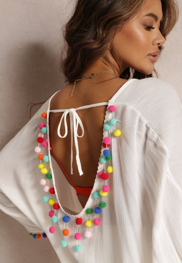 Renee - Biała Bluzka Narzutka Oversize z Pomponami i Ściągaczem Shaklia. Okazja: na plażę. Kolor: biały. Materiał: wiskoza. Styl: wakacyjny