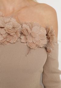 Born2be - Beżowa Sweterkowa Sukienka z Wiskozą o Asymetrycznym Kroju z Kwiatami 3D i Piórami Nellyra. Kolor: beżowy. Materiał: wiskoza. Wzór: kwiaty. Typ sukienki: asymetryczne #5