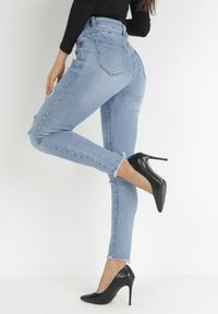 Born2be - Niebieskie Jeansy z Przetarciami na Prostych Nogawkach Ceryrran. Kolekcja: plus size. Kolor: niebieski. Wzór: aplikacja #4