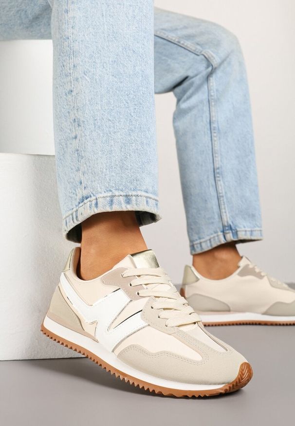 Born2be - Jasnobeżowe Sneakersy z Metaliczną Lamówką i Geometrycznym Wzorem Tosvella. Okazja: na co dzień. Zapięcie: sznurówki. Kolor: beżowy. Materiał: jeans. Wzór: geometria