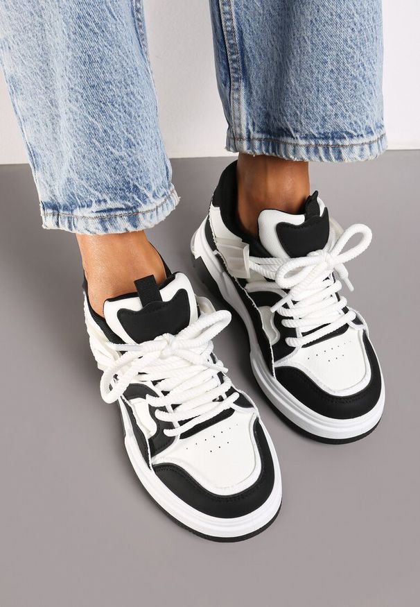 Renee - Czarne Sznurowane Sneakersy na Płaskiej Podeszwie Eviline. Nosek buta: okrągły. Zapięcie: sznurówki. Kolor: czarny. Materiał: materiał. Obcas: na płaskiej podeszwie. Wysokość obcasa: niski