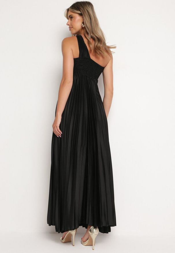 Born2be - Czarna Plisowana Sukienka na Jedno Ramię z Gumką w Pasie Elasha. Okazja: na wesele, na studniówkę, na ślub cywilny. Kolor: czarny. Materiał: materiał. Typ sukienki: w kształcie A, rozkloszowane, asymetryczne, plisowane. Styl: klasyczny
