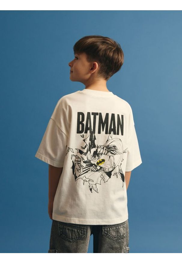 Reserved - T-shirt oversize Batman - złamana biel. Materiał: bawełna, dzianina. Wzór: motyw z bajki