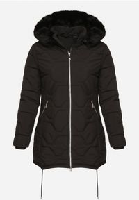 Born2be - Czarna Klasyczna Kurtka z Pikowanymi Przeszyciami i Kapturem z Futerkiem Raffisa. Okazja: na co dzień. Kolekcja: plus size. Kolor: czarny. Materiał: futro. Styl: klasyczny #5