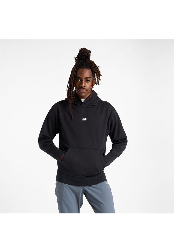 Bluza męska New Balance MT44583BK – czarna. Typ kołnierza: kaptur. Kolor: czarny. Materiał: dresówka, bawełna, poliester. Wzór: aplikacja
