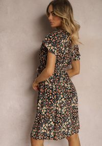 Renee - Czarno-Żółta Sukienka z Wiskozy z Kopertowym Dekoltem Wykończona Gumką w Pasie i Sznurkiem Abrolea. Kolor: czarny. Materiał: wiskoza. Sezon: lato. Typ sukienki: kopertowe #3