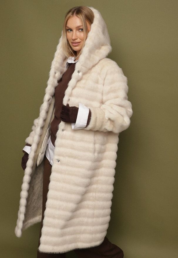 Born2be - Beżowy Futrzany Płaszcz w Pikowany Wzór z Kapturem Esarra. Okazja: na spacer, na co dzień, na spotkanie biznesowe, do pracy. Typ kołnierza: kaptur. Kolor: beżowy. Materiał: futro. Długość: długie. Styl: casual, biznesowy, elegancki