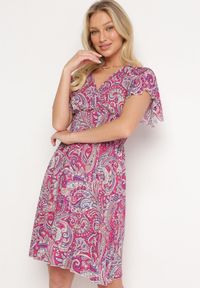 Born2be - Fuksjowa Wiskozowa Sukienka Rozkloszowana z Kopertowym Dekoltem i Gumką w Pasie Fasemia. Okazja: na randkę, na co dzień. Typ kołnierza: dekolt w serek. Kolor: różowy. Materiał: wiskoza. Wzór: paisley. Sezon: lato. Typ sukienki: kopertowe. Styl: casual #5