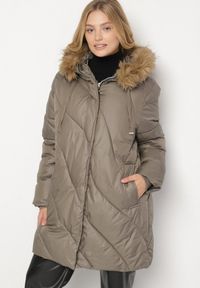 Born2be - Ciemnozielona Kurtka z Asymetrycznym Pikowaniem i Kapturem z Futerkiem Ruvita. Okazja: na co dzień. Typ kołnierza: golf. Kolekcja: plus size. Kolor: zielony. Materiał: futro. Styl: casual