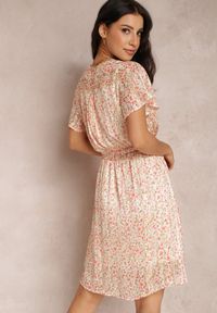 Renee - Różowa Sukienka Azaertila. Kolor: różowy. Materiał: materiał, tkanina. Długość rękawa: krótki rękaw. Wzór: kwiaty, kolorowy. Typ sukienki: rozkloszowane, kopertowe. Styl: vintage. Długość: mini #3