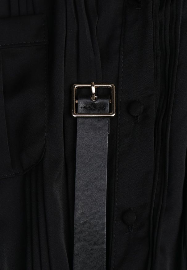 Born2be - Czarna Plisowana Sukienka Midi z Paskiem z Kołnierzykiem i Kieszeniami Themirlla. Kolor: czarny. Wzór: aplikacja. Długość: midi