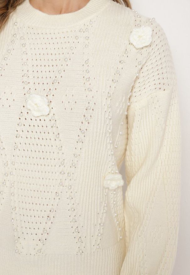 Born2be - Jasnobeżowy Sweter z Bawełną Perłami i Kwiatami 3D Noraviela. Okazja: na co dzień, na spacer. Kolor: beżowy. Materiał: bawełna. Wzór: kwiaty. Styl: elegancki, casual