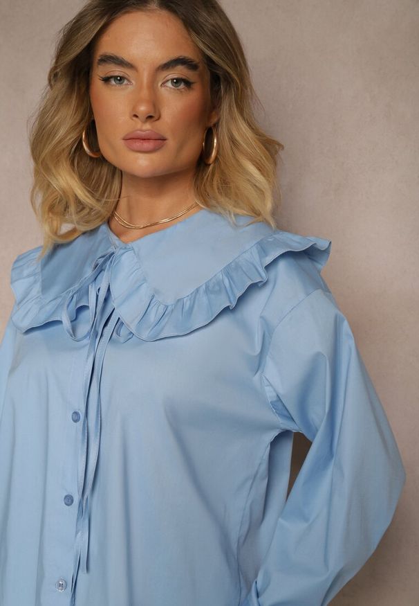 Renee - Niebieska Koszula z Bawełny w Stylu Retro z Wiązaniem i Kołnierzykiem z Falbankami Firsela. Okazja: na co dzień. Typ kołnierza: kołnierz z falbankami. Kolor: niebieski. Materiał: bawełna. Długość rękawa: długi rękaw. Długość: długie. Wzór: aplikacja. Styl: retro