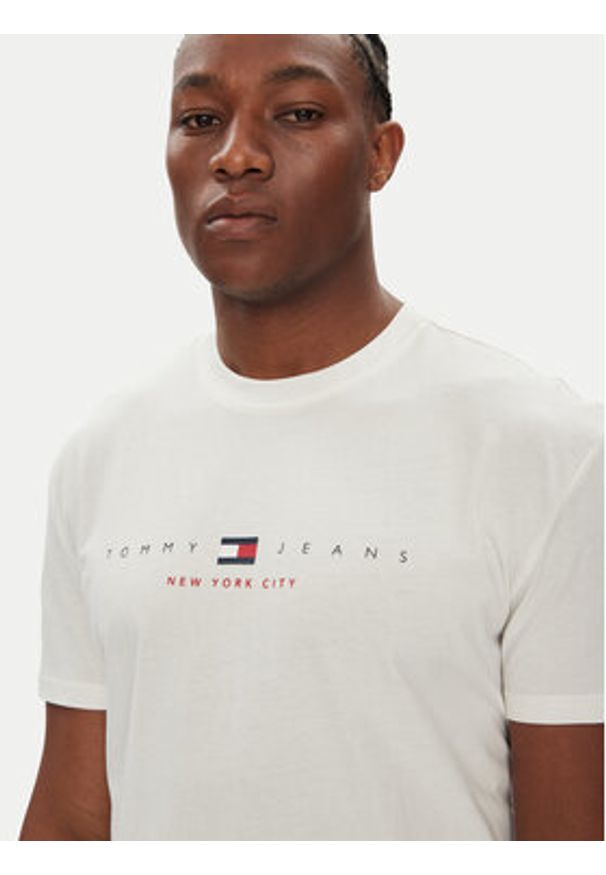 Tommy Jeans T-Shirt Flag Linear DM0DM21911 Biały Regular Fit. Kolor: biały. Materiał: bawełna