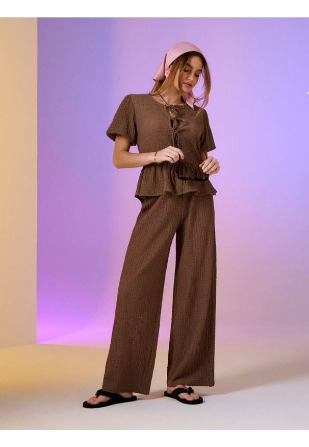 Sinsay - Spodnie wide leg - brązowy. Kolor: brązowy