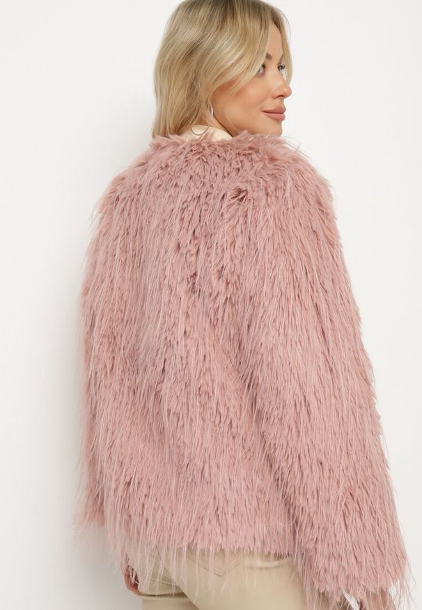 Born2be - Różowa Kurtka Futrzana o Prostym Kroju Zapinana na Haftki Siarale. Okazja: na co dzień. Kolor: różowy. Materiał: futro. Długość rękawa: długi rękaw. Długość: długie. Styl: casual, elegancki