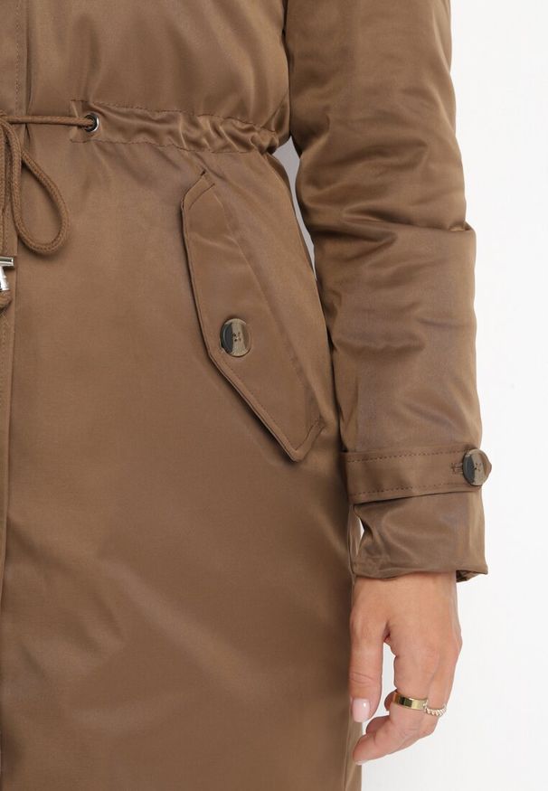 Born2be - Brązowa Nylonowa Kurtka Parka Płaszcz Ozdobiona Futerkiem Faelana. Kolor: brązowy. Materiał: nylon, futro. Wzór: aplikacja