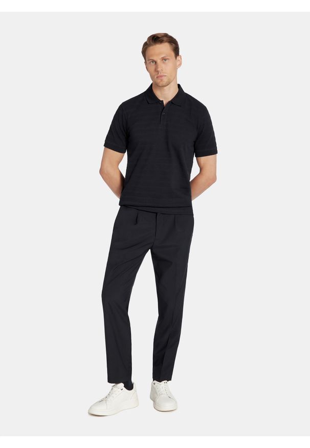 Pako Lorente - PAKO LORENTE - Granatowe bawełniane polo w prążki. Okazja: na co dzień. Typ kołnierza: polo. Kolor: niebieski, czarny. Materiał: bawełna. Długość rękawa: krótki rękaw. Długość: krótkie. Wzór: prążki. Styl: casual