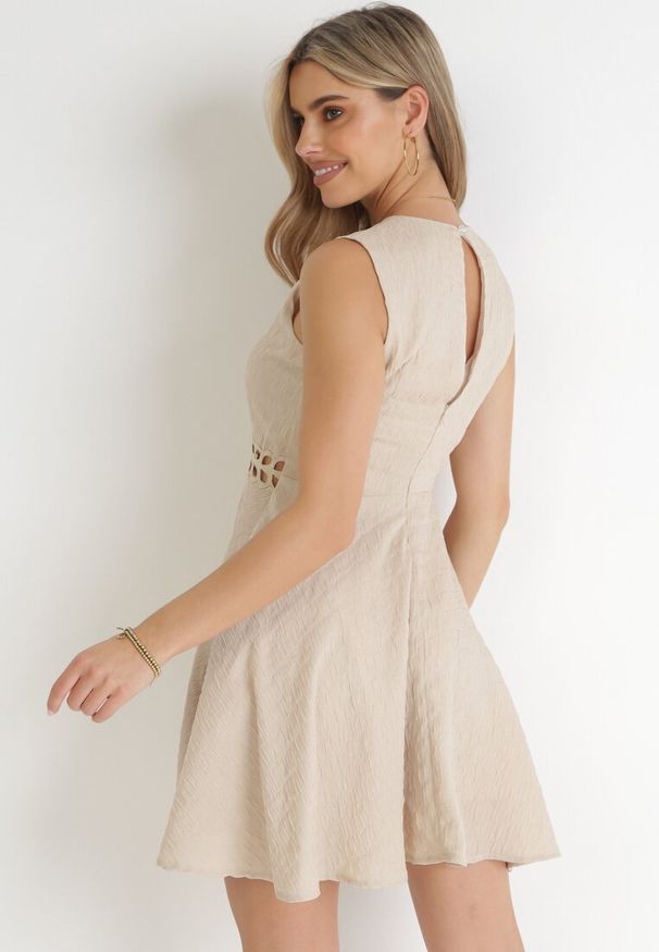 Born2be - Beżowa Sukienka Mini z Ozdobnymi Wycięciami w Talii Semira. Kolor: beżowy. Materiał: koronka. Wzór: ażurowy. Długość: mini