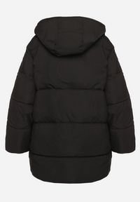 Born2be - Czarna Pikowana Kurtka o Kroju Oversize z Kapturem Kieszeniami i Cyrkoniami Metania. Okazja: na co dzień. Typ kołnierza: kaptur. Kolor: czarny. Materiał: dzianina, jeans. Długość rękawa: długi rękaw. Długość: długie. Wzór: aplikacja. Styl: wizytowy, casual, elegancki #7